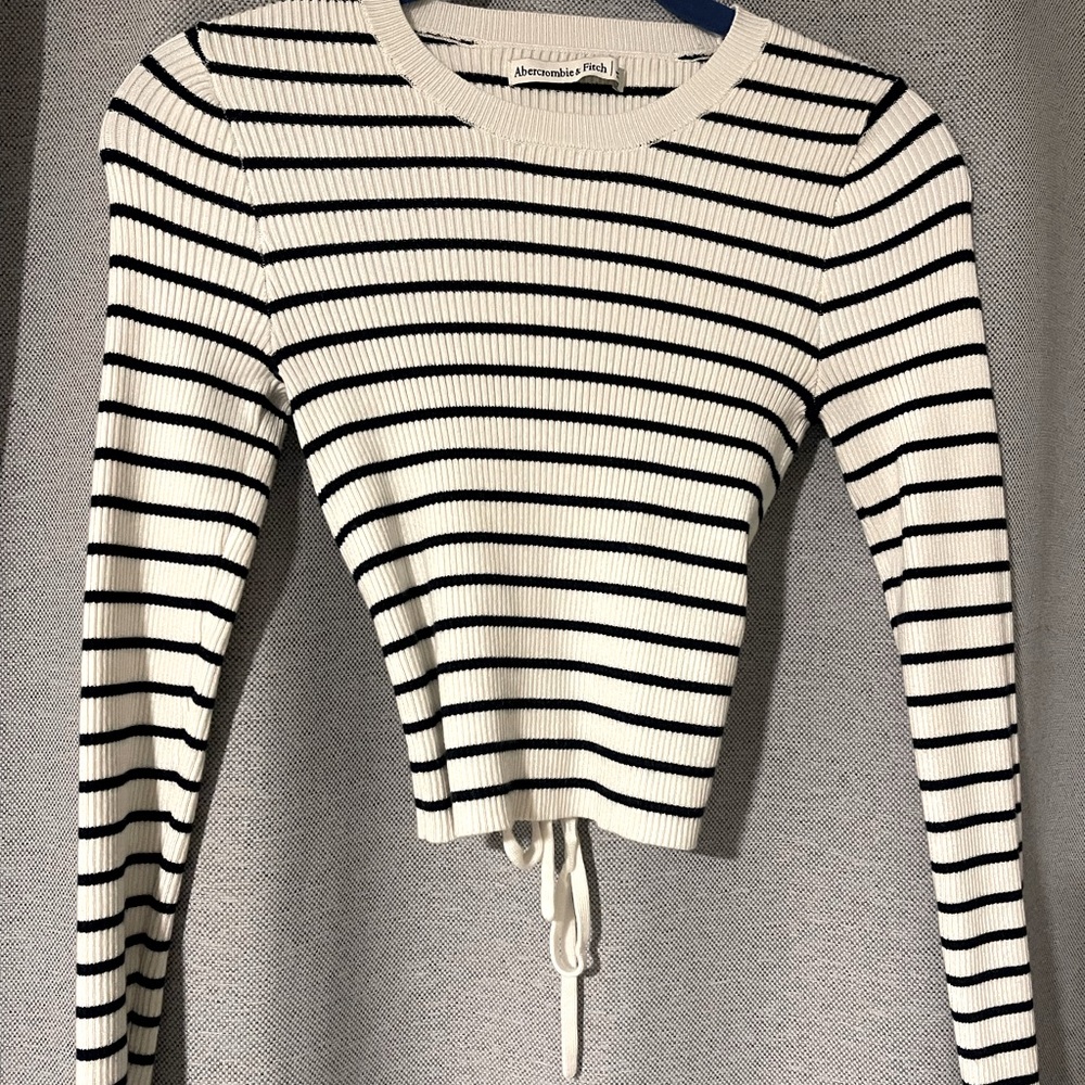 ABERCROMBIE & FITCH LONG SLEEVE OPEN BACK TOP